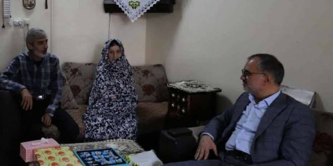 دیدار رئیس شورای اسلامي شهر رشت با خانواده شهید علی منصف