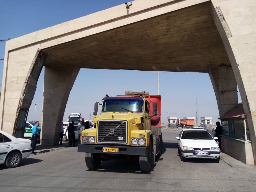 آغاز فعالیت پایانه بار بندر امام خمینی (ره) پس از چهار روز اعتراض کامیونداران