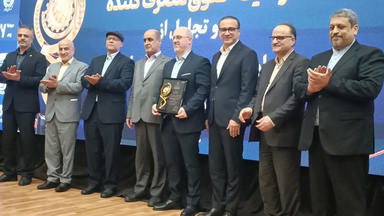 ۱۸واحد گیلان موفق به دریافت لوح و تنديس زرین رعایت حقوق مصرف کننده شدند