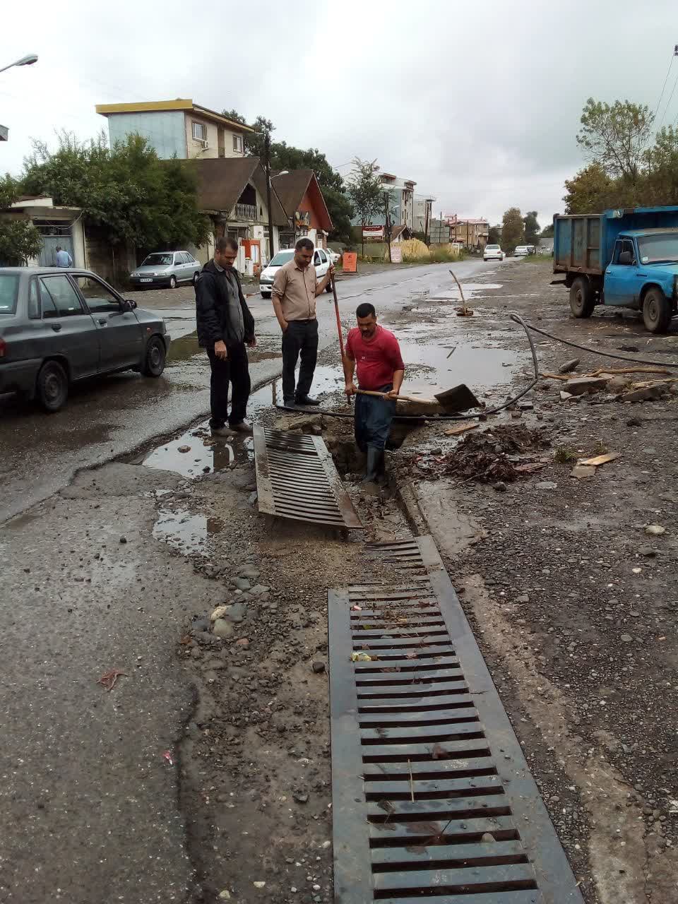 از آب‌گرفتگی تا رضایتمندی شهروندی؛روایت اقدام جهادی شهرداری املش در رفع آب‌گرفتگی